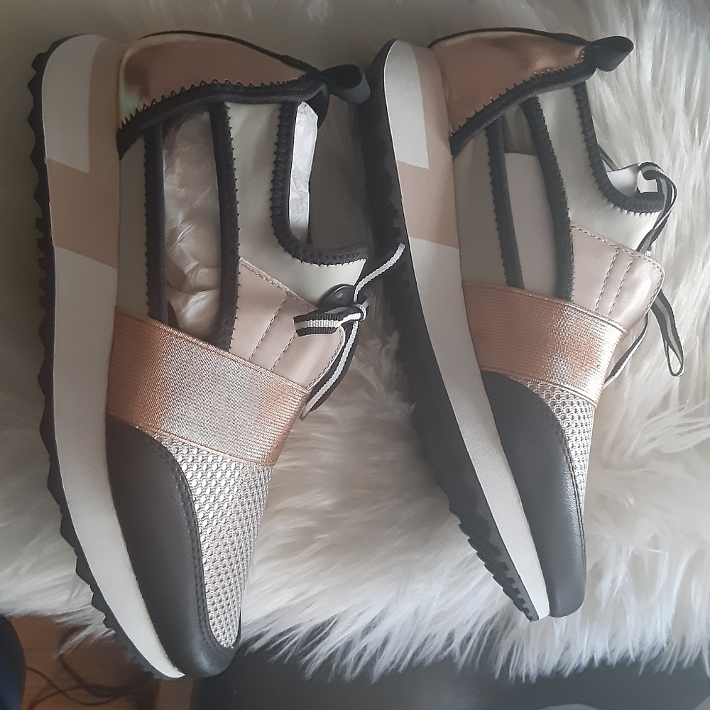 Sneakers - Picture 7 of 7